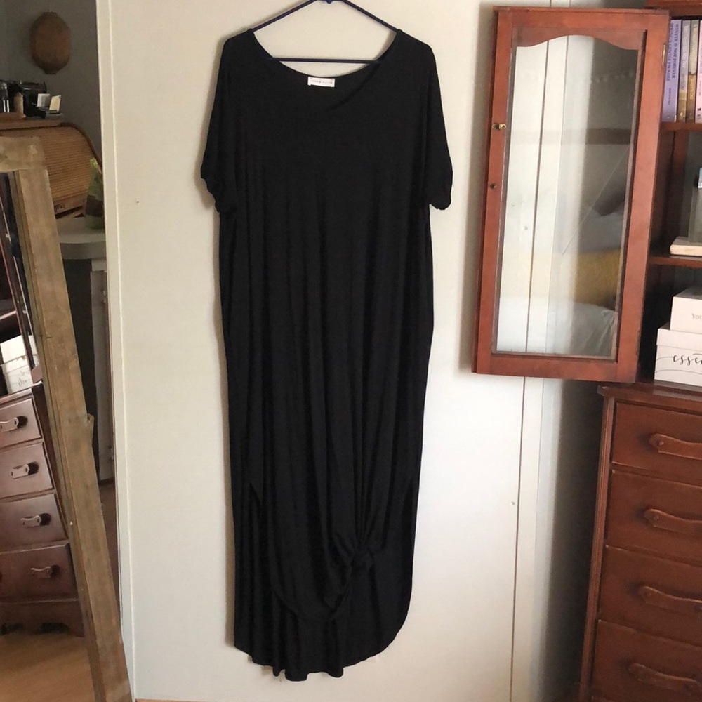 🌿Super comfy black maxi dress!!